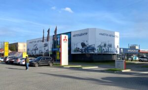 Діагностика електроніки авто в Черкасах: Професійні послуги від "Ньютон БОШ Автосервіс" Сучасні автомобілі оснащені складними електронними системами, які забезпечують роботу багатьох важливих функцій — від двигуна до систем безпеки та комфорту. Електроніка автомобіля контролює систему впорскування палива, запалення, систему стабілізації, ABS, роботу клімат-контролю та багатьох інших компонентів. Тому своєчасна діагностика електроніки є критично важливою для підтримки оптимальної роботи автомобіля та запобігання серйозним поломкам. Якщо у вашого автомобіля з’явилися попереджувальні сигнали на панелі приладів або ви помітили проблеми в роботі електронних систем, "Ньютон БОШ Автосервіс" у Черкасах пропонує професійну діагностику автоелектроніки. Завдяки сучасному обладнанню та кваліфікованим спеціалістам ми можемо швидко і точно визначити проблему та запропонувати оптимальне рішення. Що таке діагностика електроніки автомобіля? Діагностика електроніки авто — це комплексний процес, який включає перевірку всіх електронних систем автомобіля за допомогою спеціалізованого діагностичного обладнання. Цей процес дозволяє виявити несправності у роботі систем або електронних компонентів, встановити причину їх виникнення та провести ремонт чи заміну деталей. Ось які основні системи автомобіля охоплює діагностика електроніки: Діагностика двигуна та паливної системи. Електроніка відповідає за роботу систем впорскування палива, контролю запалення, турбонаддуву та інших важливих функцій двигуна. Завдяки діагностиці можна виявити проблеми в роботі датчиків, форсунок, блоку керування двигуном (ECU) тощо. Діагностика систем безпеки. Системи ABS, ESP, подушки безпеки, система контролю тиску в шинах та інші електронні компоненти також підлягають перевірці. Це важливо для безпеки водія та пасажирів, особливо якщо на панелі з’являються попереджувальні індикатори. Електроніка комфорту. Клімат-контроль, електропривод сидінь, склопідйомники, навігаційні системи — все це контролюється електронікою. Діагностика цих систем допоможе виявити несправності та забезпечити комфортне користування автомобілем. Діагностика електропроводки. Перевірка стану електропроводки є важливою, адже пошкодження проводів може призвести до коротких замикань, що спричиняють несправності різних систем автомобіля. Коли необхідно проводити діагностику електроніки? Регулярна діагностика електроніки автомобіля рекомендується не лише у випадках явних проблем, але й для профілактики. Проте існують певні ознаки, що свідчать про необхідність термінової діагностики: Світяться індикатори на панелі приладів. Якщо на панелі приладів з’являються попереджувальні символи (Check Engine, ABS, ESP тощо), це сигнал про проблеми з відповідними системами. Проблеми із запуском двигуна. Якщо автомобіль важко запускається або глохне під час руху, це може свідчити про несправності електроніки двигуна або паливної системи. Нестабільна робота систем комфорту. Проблеми з клімат-контролем, електросклопідйомниками або іншими електронними системами комфорту можуть бути пов’язані з несправностями в електроніці. Невідповідність роботи систем безпеки. Якщо ви помітили, що системи безпеки, такі як ABS або подушки безпеки, працюють некоректно, варто негайно провести діагностику, щоб забезпечити безпеку на дорозі. Етапи діагностики електроніки в "Ньютон БОШ Автосервіс" Процес діагностики електроніки в нашому сервісі проходить кілька етапів, що забезпечують точність та ефективність виявлення проблем: Первинна діагностика. Спеціалісти підключають автомобіль до діагностичного стенду, який зчитує дані з усіх електронних блоків керування автомобіля. Це дозволяє визначити, в яких системах є несправності або помилки. Аналіз помилок. Отримані дані аналізуються нашими спеціалістами для точного встановлення причини несправності. Помилки в електронних системах можуть бути викликані зношеними датчиками, проблемами в роботі блоку керування або пошкодженням проводки. Ремонт або заміна компонентів. Після виявлення проблеми наші фахівці пропонують варіанти ремонту або заміни несправних компонентів. Ми працюємо з оригінальними запчастинами або високоякісними аналогами, що забезпечує надійність і довговічність. Фінальна перевірка. Після усунення несправностей ми проводимо повторну діагностику для перевірки правильності роботи систем. Це дозволяє переконатися, що всі проблеми вирішені, і автомобіль готовий до експлуатації. Чому обирають "Ньютон БОШ Автосервіс" для діагностики електроніки? Професійне обладнання. Ми використовуємо найсучасніші діагностичні сканери, які дозволяють швидко й точно виявляти проблеми у всіх електронних системах автомобіля. Кваліфіковані фахівці. Наші спеціалісти мають багаторічний досвід роботи з діагностикою та ремонтом автоелектроніки. Вони регулярно підвищують свою кваліфікацію, щоб бути в курсі нових технологій та інновацій. Швидкість та точність. Завдяки сучасним технологіям та професійному підходу ми можемо швидко діагностувати проблему та усунути її в найкоротші терміни. Гарантія якості. Ми впевнені в якості наданих послуг і надаємо гарантію на всі виконані роботи та встановлені запчастини. Комплексний підхід. Окрім діагностики електроніки, ми пропонуємо широкий спектр інших послуг для обслуговування вашого автомобіля, що дозволяє вирішити всі питання в одному місці. Як записатися на діагностику електроніки в "Ньютон БОШ Автосервіс"? Якщо ви помітили проблеми з роботою електронних систем вашого автомобіля або на панелі приладів з’явилися попереджувальні індикатори, не відкладайте візит до спеціалістів. У "Ньютон БОШ Автосервіс" ми допоможемо швидко і професійно провести діагностику та усунути всі несправності. Записатися на діагностику можна, зателефонувавши нам або залишивши заявку на нашому сайті. Ми гарантуємо індивідуальний підхід до кожного клієнта, високу якість обслуговування та справедливі ціни. Звертайтеся до "Ньютон БОШ Автосервіс" у Черкасах — і ваш автомобіль буде в надійних руках!