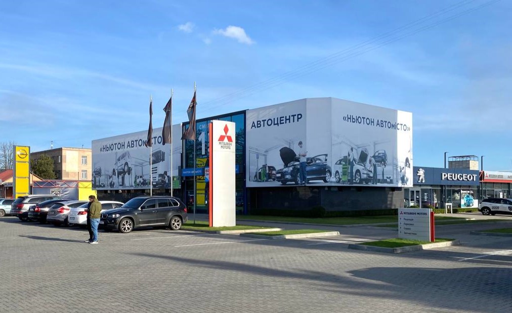 Діагностика електроніки авто в Черкасах: Професійні послуги від "Ньютон БОШ Автосервіс" Сучасні автомобілі оснащені складними електронними системами, які забезпечують роботу багатьох важливих функцій — від двигуна до систем безпеки та комфорту. Електроніка автомобіля контролює систему впорскування палива, запалення, систему стабілізації, ABS, роботу клімат-контролю та багатьох інших компонентів. Тому своєчасна діагностика електроніки є критично важливою для підтримки оптимальної роботи автомобіля та запобігання серйозним поломкам. Якщо у вашого автомобіля з’явилися попереджувальні сигнали на панелі приладів або ви помітили проблеми в роботі електронних систем, "Ньютон БОШ Автосервіс" у Черкасах пропонує професійну діагностику автоелектроніки. Завдяки сучасному обладнанню та кваліфікованим спеціалістам ми можемо швидко і точно визначити проблему та запропонувати оптимальне рішення. Що таке діагностика електроніки автомобіля? Діагностика електроніки авто — це комплексний процес, який включає перевірку всіх електронних систем автомобіля за допомогою спеціалізованого діагностичного обладнання. Цей процес дозволяє виявити несправності у роботі систем або електронних компонентів, встановити причину їх виникнення та провести ремонт чи заміну деталей. Ось які основні системи автомобіля охоплює діагностика електроніки: Діагностика двигуна та паливної системи. Електроніка відповідає за роботу систем впорскування палива, контролю запалення, турбонаддуву та інших важливих функцій двигуна. Завдяки діагностиці можна виявити проблеми в роботі датчиків, форсунок, блоку керування двигуном (ECU) тощо. Діагностика систем безпеки. Системи ABS, ESP, подушки безпеки, система контролю тиску в шинах та інші електронні компоненти також підлягають перевірці. Це важливо для безпеки водія та пасажирів, особливо якщо на панелі з’являються попереджувальні індикатори. Електроніка комфорту. Клімат-контроль, електропривод сидінь, склопідйомники, навігаційні системи — все це контролюється електронікою. Діагностика цих систем допоможе виявити несправності та забезпечити комфортне користування автомобілем. Діагностика електропроводки. Перевірка стану електропроводки є важливою, адже пошкодження проводів може призвести до коротких замикань, що спричиняють несправності різних систем автомобіля. Коли необхідно проводити діагностику електроніки? Регулярна діагностика електроніки автомобіля рекомендується не лише у випадках явних проблем, але й для профілактики. Проте існують певні ознаки, що свідчать про необхідність термінової діагностики: Світяться індикатори на панелі приладів. Якщо на панелі приладів з’являються попереджувальні символи (Check Engine, ABS, ESP тощо), це сигнал про проблеми з відповідними системами. Проблеми із запуском двигуна. Якщо автомобіль важко запускається або глохне під час руху, це може свідчити про несправності електроніки двигуна або паливної системи. Нестабільна робота систем комфорту. Проблеми з клімат-контролем, електросклопідйомниками або іншими електронними системами комфорту можуть бути пов’язані з несправностями в електроніці. Невідповідність роботи систем безпеки. Якщо ви помітили, що системи безпеки, такі як ABS або подушки безпеки, працюють некоректно, варто негайно провести діагностику, щоб забезпечити безпеку на дорозі. Етапи діагностики електроніки в "Ньютон БОШ Автосервіс" Процес діагностики електроніки в нашому сервісі проходить кілька етапів, що забезпечують точність та ефективність виявлення проблем: Первинна діагностика. Спеціалісти підключають автомобіль до діагностичного стенду, який зчитує дані з усіх електронних блоків керування автомобіля. Це дозволяє визначити, в яких системах є несправності або помилки. Аналіз помилок. Отримані дані аналізуються нашими спеціалістами для точного встановлення причини несправності. Помилки в електронних системах можуть бути викликані зношеними датчиками, проблемами в роботі блоку керування або пошкодженням проводки. Ремонт або заміна компонентів. Після виявлення проблеми наші фахівці пропонують варіанти ремонту або заміни несправних компонентів. Ми працюємо з оригінальними запчастинами або високоякісними аналогами, що забезпечує надійність і довговічність. Фінальна перевірка. Після усунення несправностей ми проводимо повторну діагностику для перевірки правильності роботи систем. Це дозволяє переконатися, що всі проблеми вирішені, і автомобіль готовий до експлуатації. Чому обирають "Ньютон БОШ Автосервіс" для діагностики електроніки? Професійне обладнання. Ми використовуємо найсучасніші діагностичні сканери, які дозволяють швидко й точно виявляти проблеми у всіх електронних системах автомобіля. Кваліфіковані фахівці. Наші спеціалісти мають багаторічний досвід роботи з діагностикою та ремонтом автоелектроніки. Вони регулярно підвищують свою кваліфікацію, щоб бути в курсі нових технологій та інновацій. Швидкість та точність. Завдяки сучасним технологіям та професійному підходу ми можемо швидко діагностувати проблему та усунути її в найкоротші терміни. Гарантія якості. Ми впевнені в якості наданих послуг і надаємо гарантію на всі виконані роботи та встановлені запчастини. Комплексний підхід. Окрім діагностики електроніки, ми пропонуємо широкий спектр інших послуг для обслуговування вашого автомобіля, що дозволяє вирішити всі питання в одному місці. Як записатися на діагностику електроніки в "Ньютон БОШ Автосервіс"? Якщо ви помітили проблеми з роботою електронних систем вашого автомобіля або на панелі приладів з’явилися попереджувальні індикатори, не відкладайте візит до спеціалістів. У "Ньютон БОШ Автосервіс" ми допоможемо швидко і професійно провести діагностику та усунути всі несправності. Записатися на діагностику можна, зателефонувавши нам або залишивши заявку на нашому сайті. Ми гарантуємо індивідуальний підхід до кожного клієнта, високу якість обслуговування та справедливі ціни. Звертайтеся до "Ньютон БОШ Автосервіс" у Черкасах — і ваш автомобіль буде в надійних руках!