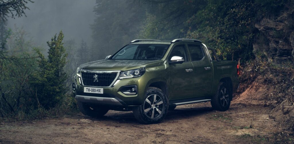 Купити комерційний автомобіль Peugeot Landtrek у Черкасах: надійний пікап для бізнесу та подорожей Peugeot Landtrek – це універсальний пікап, який ідеально підходить для комерційного використання та активного відпочинку. Він поєднує в собі потужність, витривалість, високий рівень комфорту та сучасні технології. Купити Peugeot Landtrek у Черкасах можна в офіційного дилера, що гарантує якість і вигідні умови придбання. Основні переваги Peugeot Landtrek 1. Потужний і витривалий двигун Автомобіль оснащений 2,0-літровим дизельним двигуном потужністю 150 к.с. або 2,4-літровим бензиновим двигуном на 210 к.с. Завдяки цим характеристикам Landtrek демонструє високу продуктивність та низьку витрату пального. 2. Велика вантажопідйомність Peugeot Landtrek може перевозити до 1 200 кг вантажу, а його буксирувальна здатність сягає до 3 000 кг, що робить його ідеальним вибором для бізнесу, перевезень та подорожей. 3. Просторий кузов Автомобіль доступний у конфігураціях Single Cab та Double Cab, що дозволяє обрати варіант відповідно до ваших потреб. Його вантажний відсік має ширину 1,6 м, що дозволяє транспортувати навіть великогабаритні вантажі. 4. Комфорт і технології Landtrek оснащений: • Мультимедійною системою з 10-дюймовим сенсорним дисплеєм; • Підтримкою Apple CarPlay і Android Auto; • Круїз-контролем; • Клімат-контролем; • Ергономічними сидіннями для зручності під час тривалих поїздок. 5. Високий рівень безпеки Автомобіль має передові системи допомоги водієві: • Система екстреного гальмування (AEB); • Контроль сліпих зон; • Асистент утримання смуги руху; • Паркувальні датчики та камера 360°. Де купити Peugeot Landtrek у Черкасах? 1. Офіційний дилер Peugeot Придбати новий Peugeot Landtrek у Черкасах можна в офіційних автосалонах, які пропонують: • Офіційну гарантію; • Вигідні фінансові програми; • Професійне сервісне обслуговування. Докладніше про автомобіль можна дізнатися за посиланням: Peugeot Landtrek 2. Автосалони та вторинний ринок Якщо ви розглядаєте вживаний Peugeot Landtrek, варто перевіряти технічний стан і документи перед покупкою. Надійні варіанти можна знайти у перевірених автосалонах Черкас. 3. Онлайн-платформи На сайтах auto.ria, olx, rst можна знайти широкий вибір моделей Peugeot Landtrek, порівняти ціни та умови продажу. Вигідні умови фінансування Авто в кредит • Початковий внесок від 10% вартості; • Термін кредитування до 7 років; • Вигідні відсоткові ставки. Лізинг для бізнесу • Гнучкі умови оплати; • Мінімальне податкове навантаження; • Можливість викупу авто після завершення договору. Обмін Trade-in • Можливість здати старий автомобіль і отримати знижку на новий Peugeot Landtrek. Висновок Peugeot Landtrek – це надійний, потужний та економічний комерційний пікап, який ідеально підходить для роботи, перевезень та активного відпочинку. Завдяки міцній конструкції, сучасним технологіям та високому рівню безпеки, цей автомобіль стане чудовим вибором для тих, хто шукає практичне та витривале авто. Якщо ви хочете купити Peugeot Landtrek у Черкасах, звертайтеся до офіційних дилерів або перевірених продавців, щоб знайти найкращу пропозицію! 